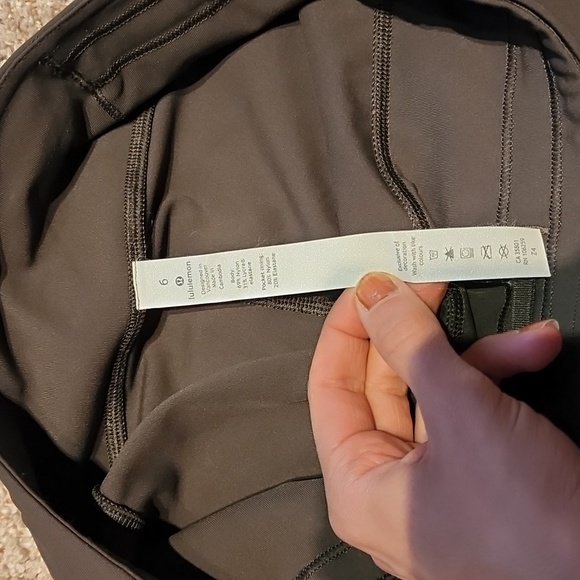 Like New! Lululemon Speed Up tight in size 6 - Picture 4 of 4